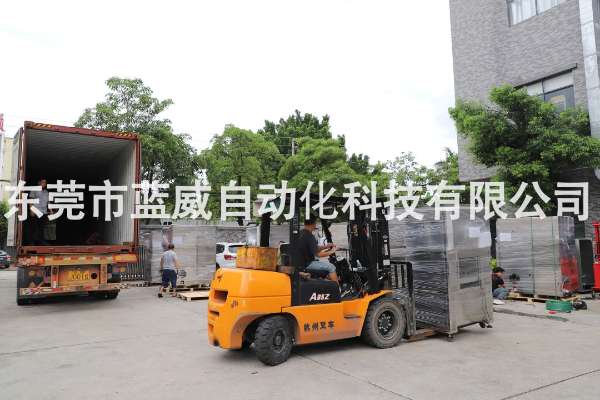 三車(chē)貨柜齊發(fā)越南！